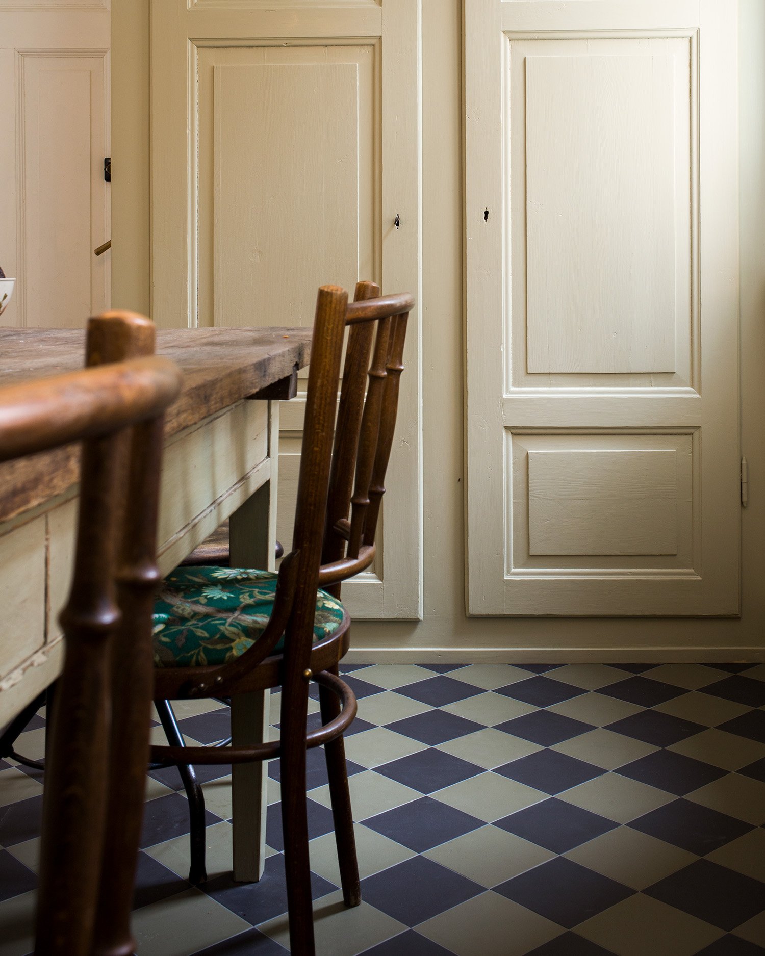 Rutigt klinkergolv i svart och gr&ouml;nt