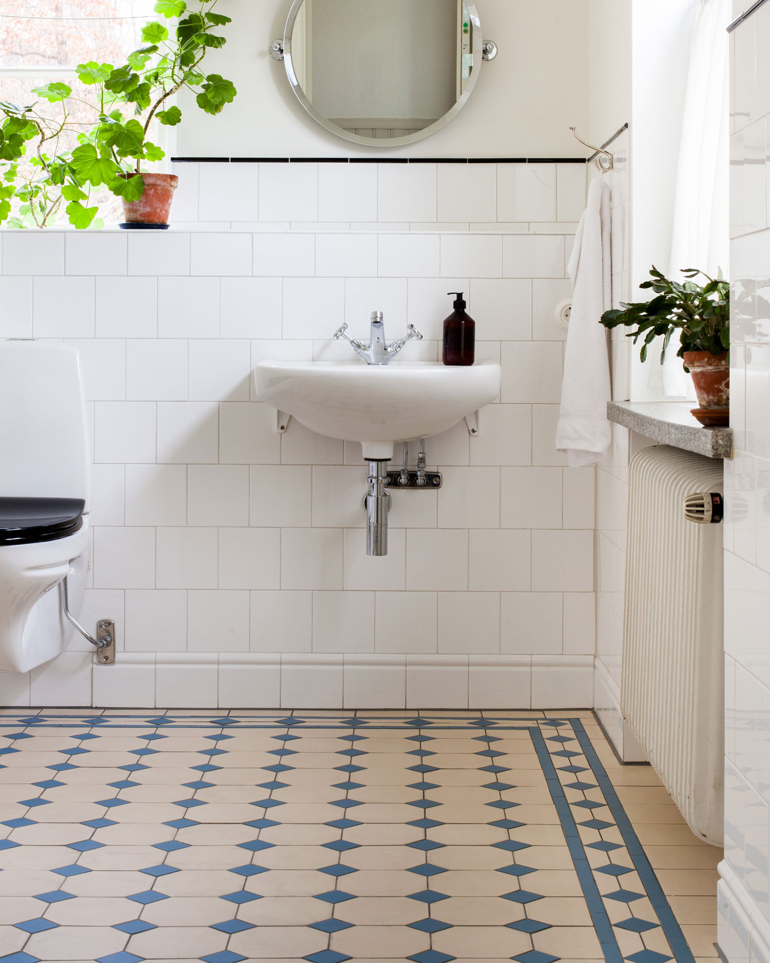 klinkergolv i bl&aring;tt och vitt