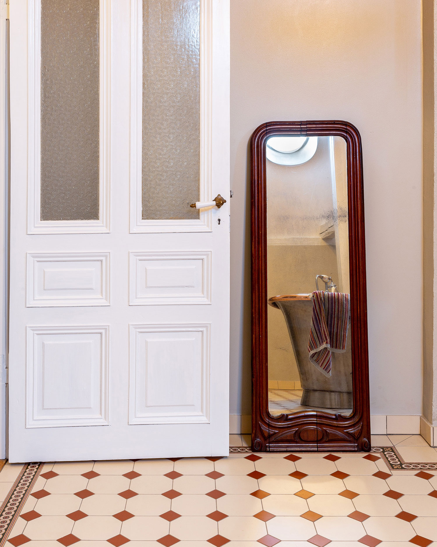 Klinkergolv i r&ouml;tt och vitt med m&ouml;nstrad b&aring;rd