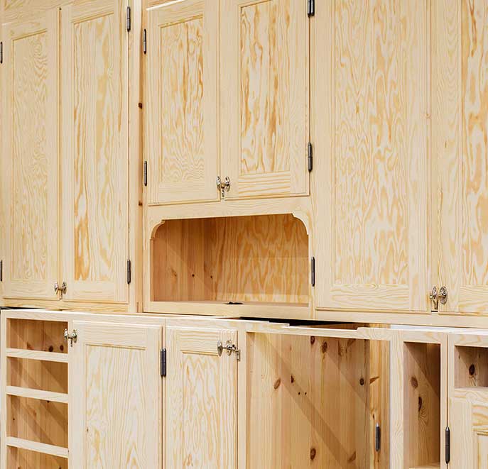 M&aring;ttbyggt Byggfabrikenk&ouml;k, om&aring;lat i massiv furu.