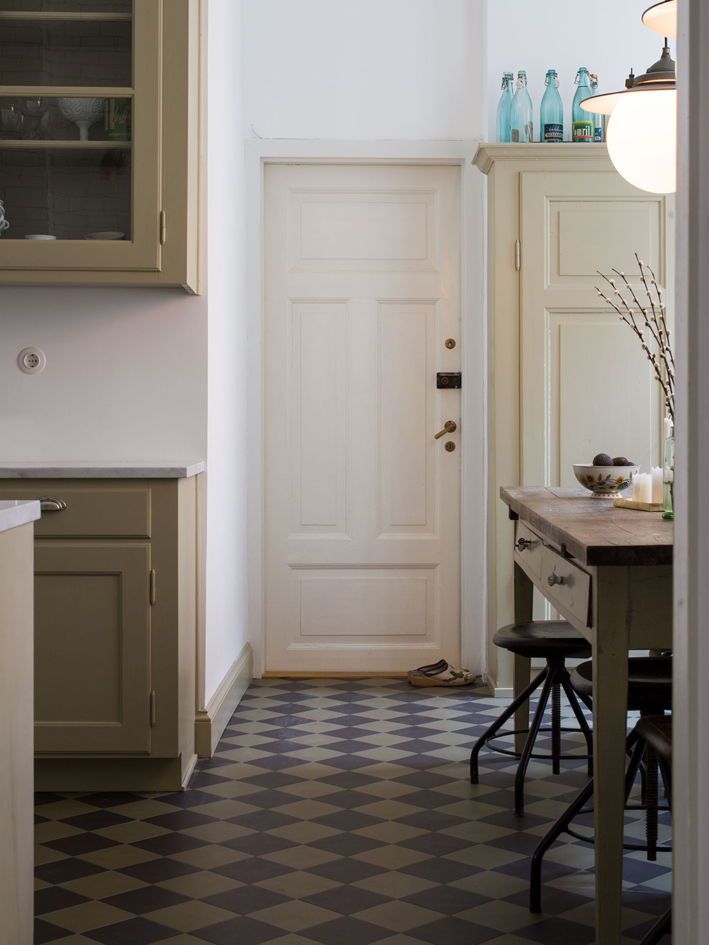 K&ouml;k med golv av klinker i m&ouml;nstret Flensburg u svart och gr&ouml;nt.