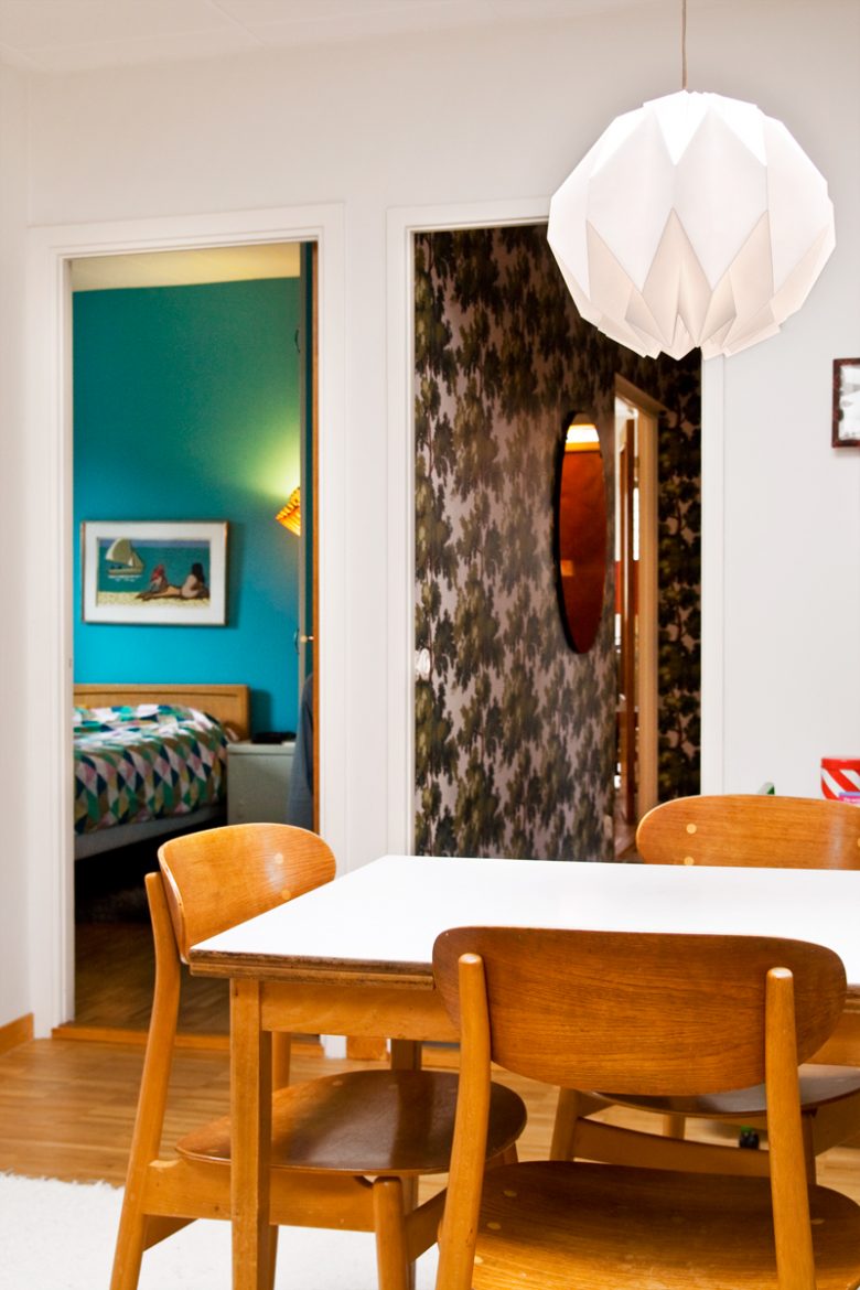 K&ouml;ksstolar i tr&auml; tillsammans med k&ouml;ksbord med Perstorpsskiva.