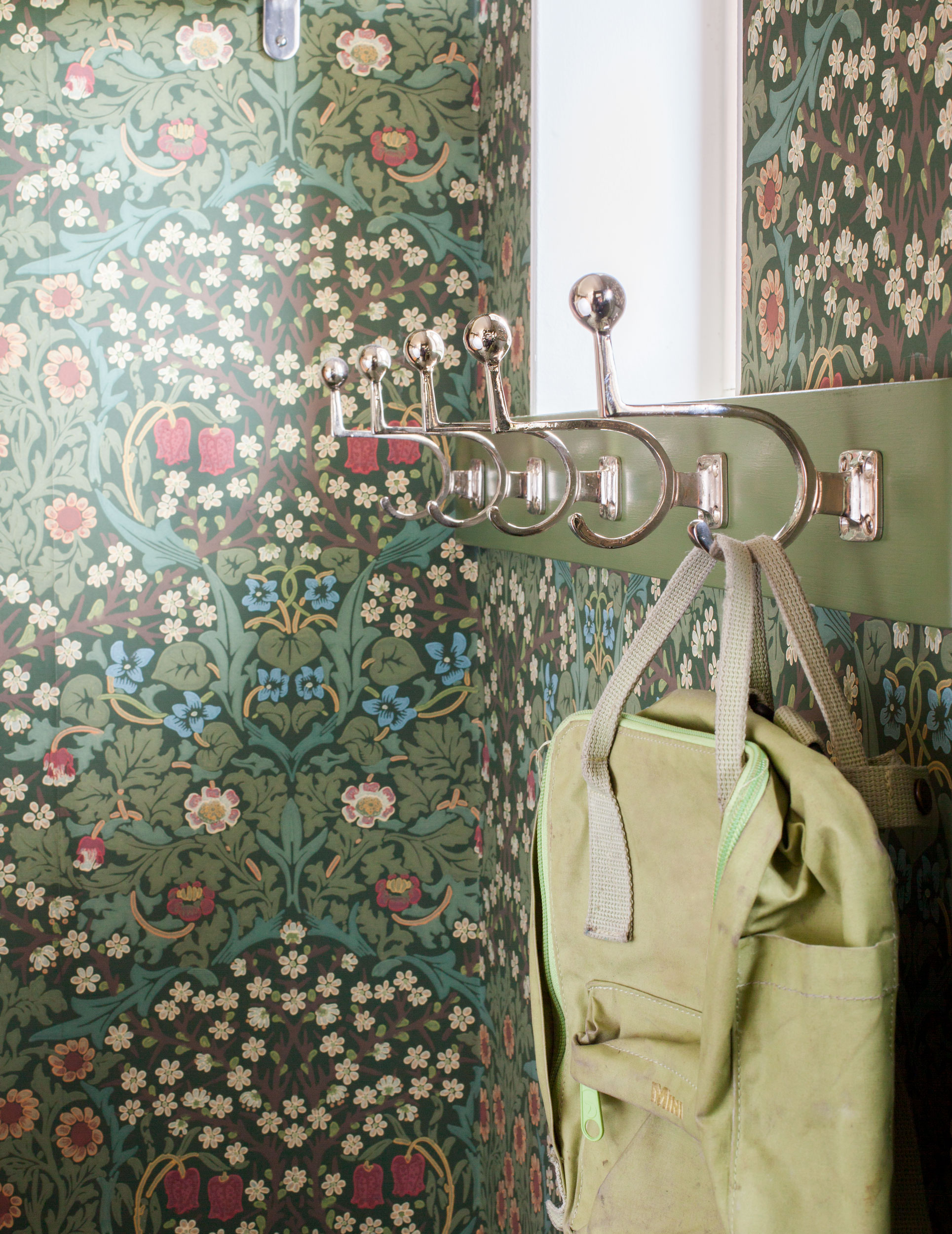 Kl&auml;dkroken Kockumsgatan i f&ouml;rnicklad m&auml;ssing p&aring; tapetserad v&auml;gg