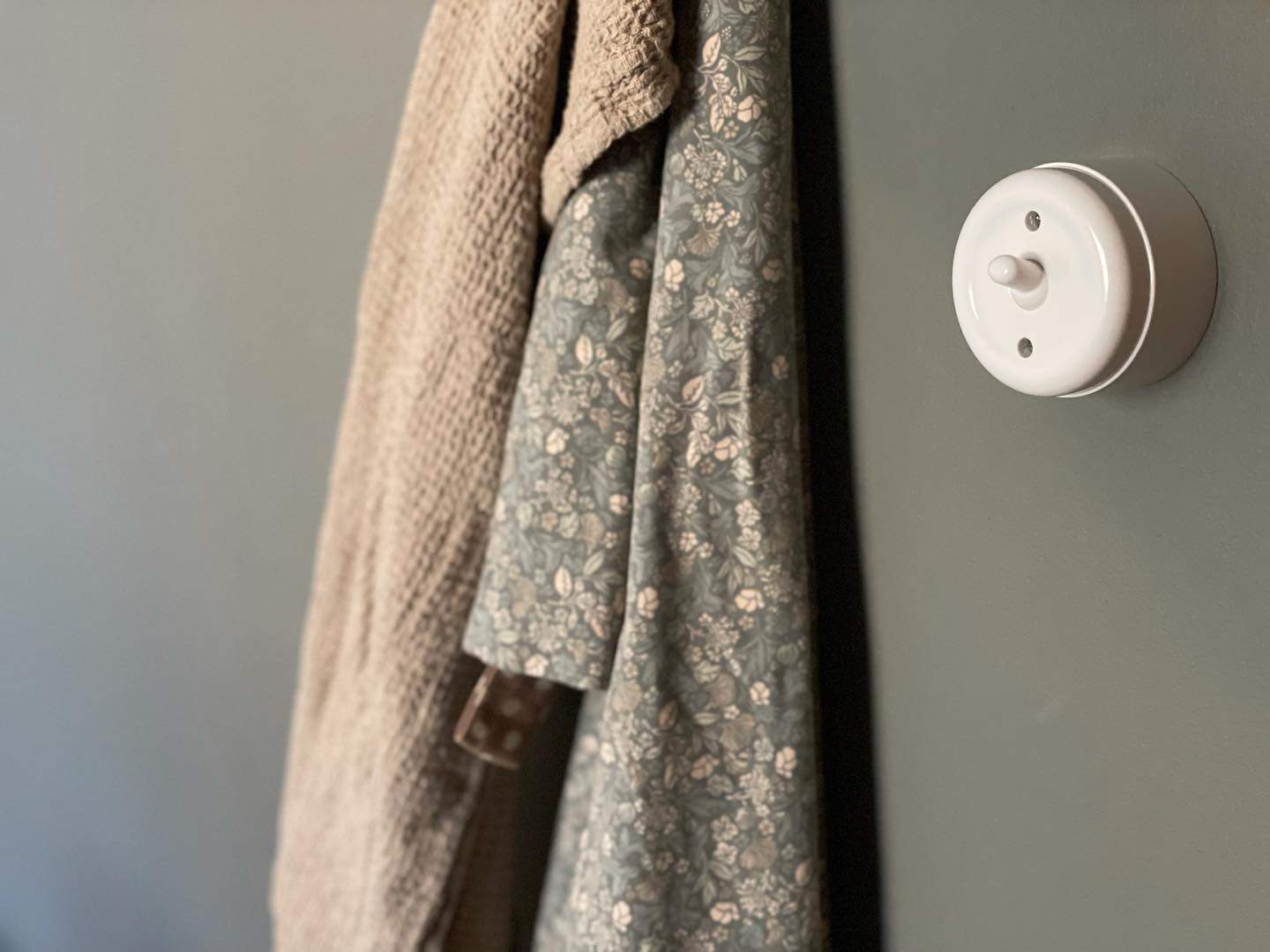 Kulostr&ouml;mbrytare i vit bakelit