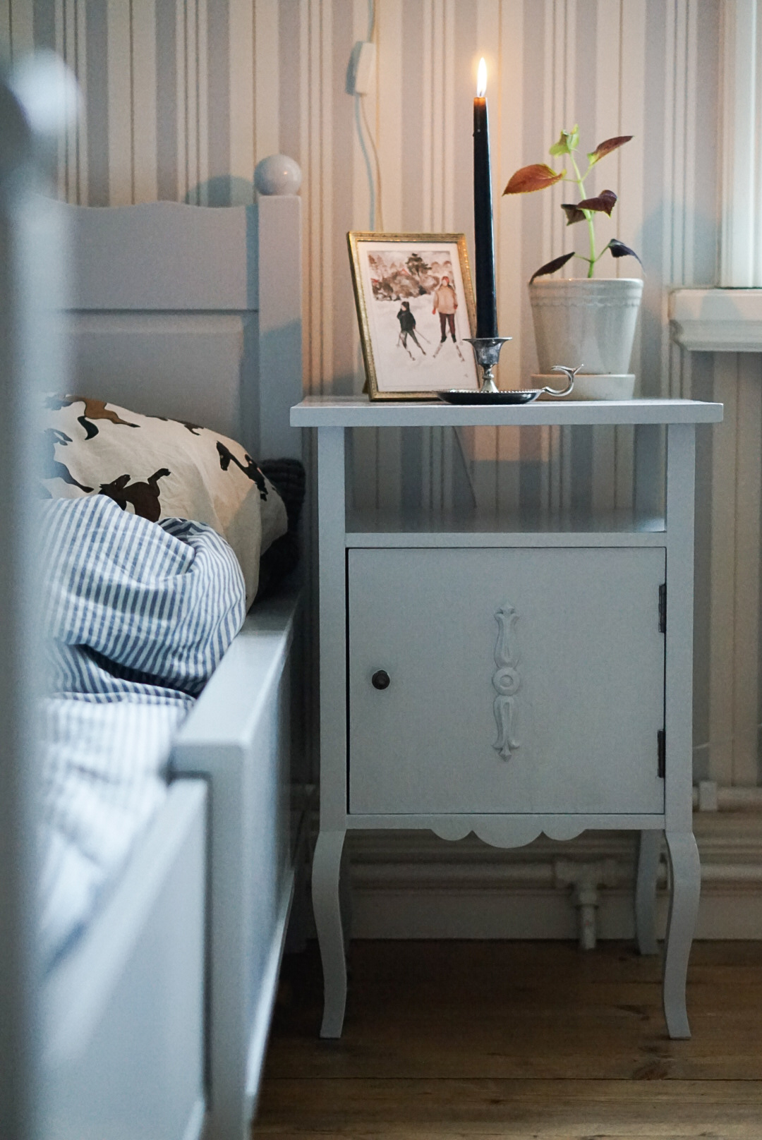 Barnrum med s&auml;ng och s&auml;ngbord m&aring;lat med snickerif&auml;rg fr&aring;n Auro.