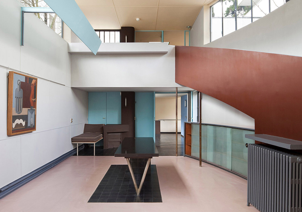 Entreplan i ett hus designat av Le Corbusier med en rikedom av kul&ouml;rer och kombinationer som f&ouml;rst&auml;rker arkitekturens detaljer.
