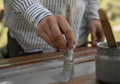 Gr&aring; linoljef&auml;rg m&aring;las p&aring; spegeld&ouml;rr.