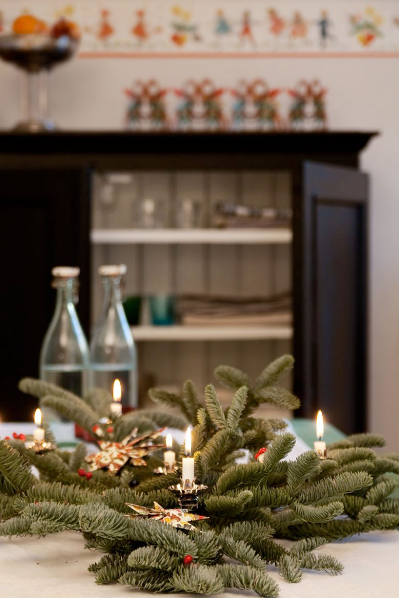 Dukat bord med granris och t&auml;nda ljus