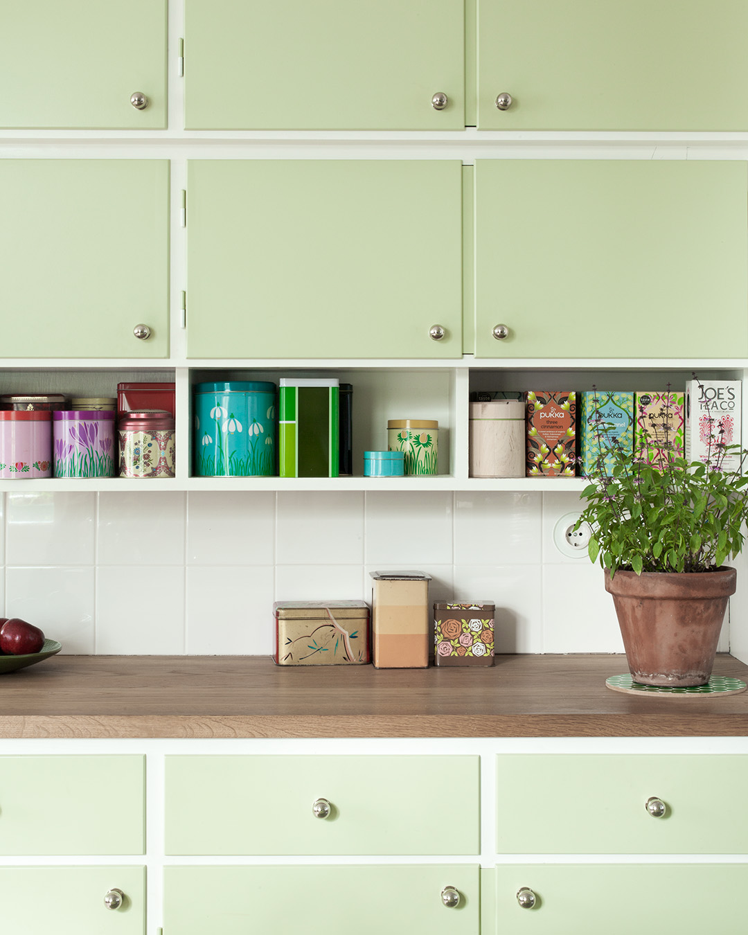 M&aring;ttbyggt k&ouml;k m&aring;lat i ljusgr&ouml;n kul&ouml;r med knopp Ribershus i f&ouml;rnicklad m&auml;ssing.