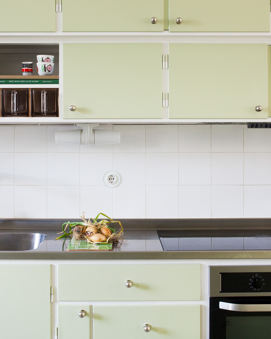 M&aring;ttbyggt k&ouml;k m&aring;lat i ljusgr&ouml;n kul&ouml;r med knopp Ribershus i f&ouml;rnicklad m&auml;ssing.