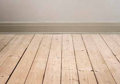 Lutat och vitoljat br&auml;dgolv av furu.