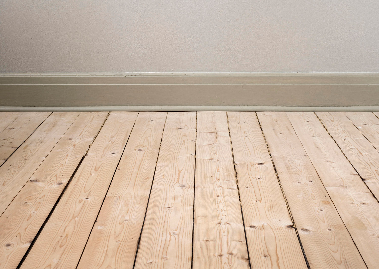 Ett lutat och vitoljat br&auml;dgolv av furutr&auml;