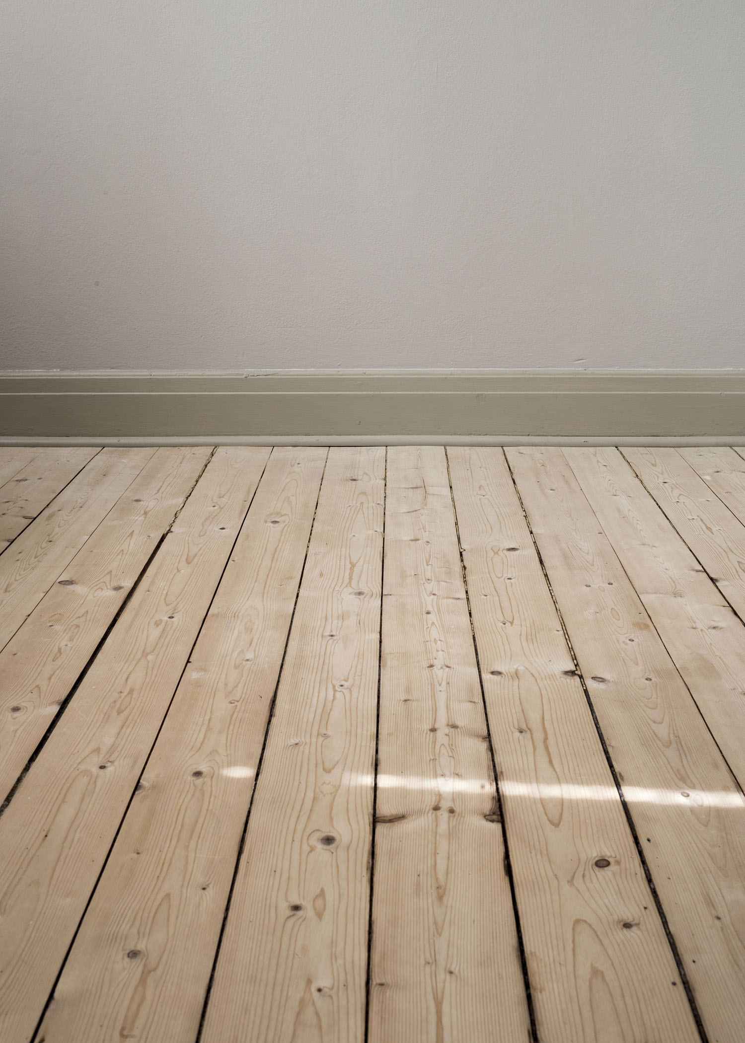 Ett lutat och vitoljat br&auml;dgolv i furu