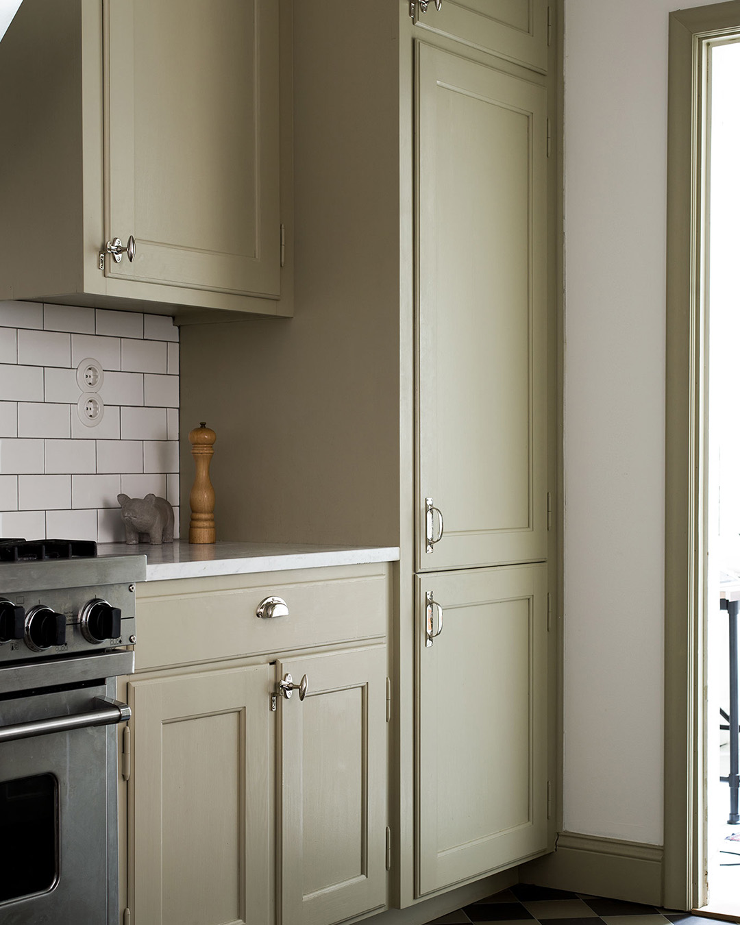 K&ouml;k i sekelskiftesstil m&aring;lat med linoljef&auml;rg i kul&ouml;r Vetegr&aring;.