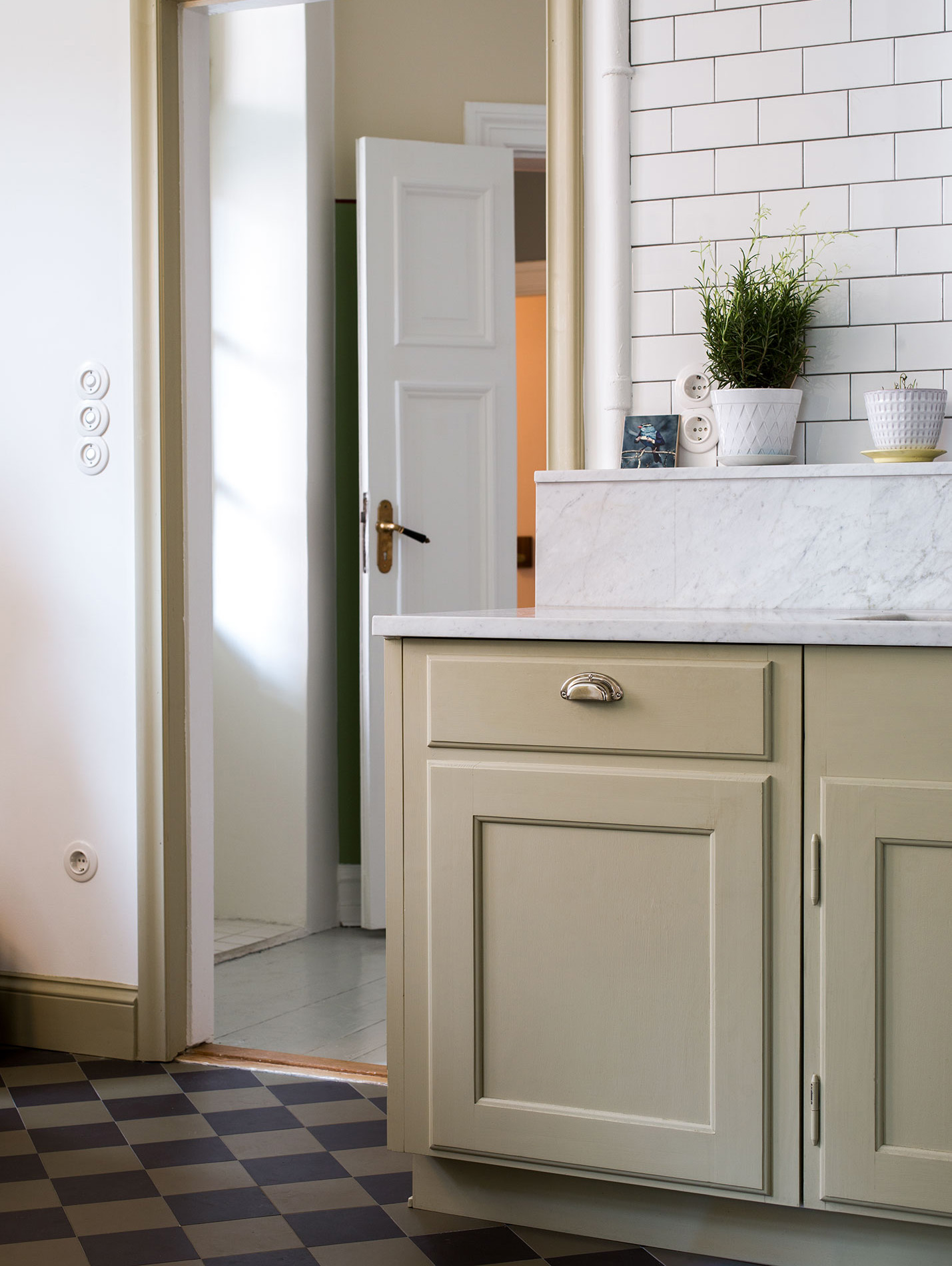 M&aring;ttbyggt k&ouml;k m&aring;lat med linoljef&auml;rg i kul&ouml;ren Vetegr&aring;.