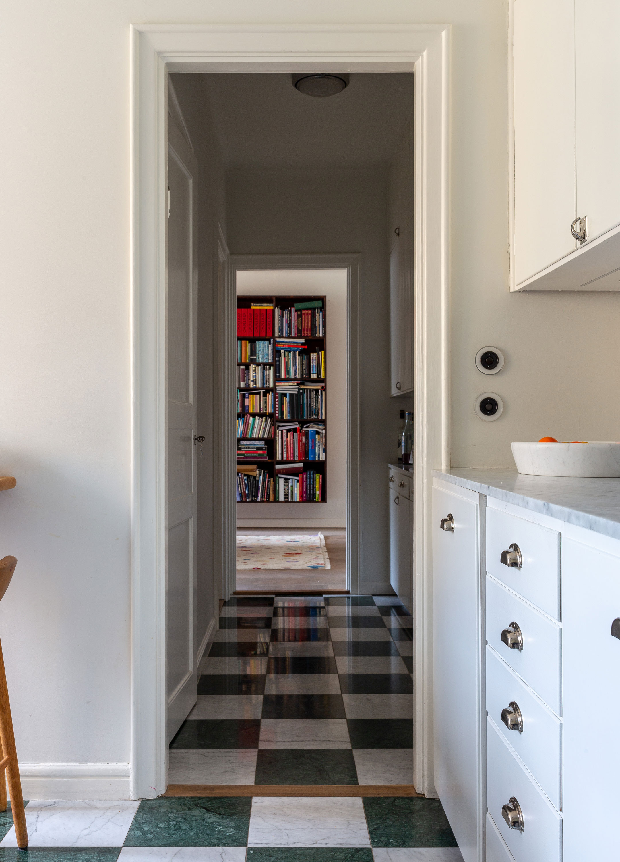 Vy fr&aring;n funkisk&ouml;k ut i serveringsg&aring;ng 