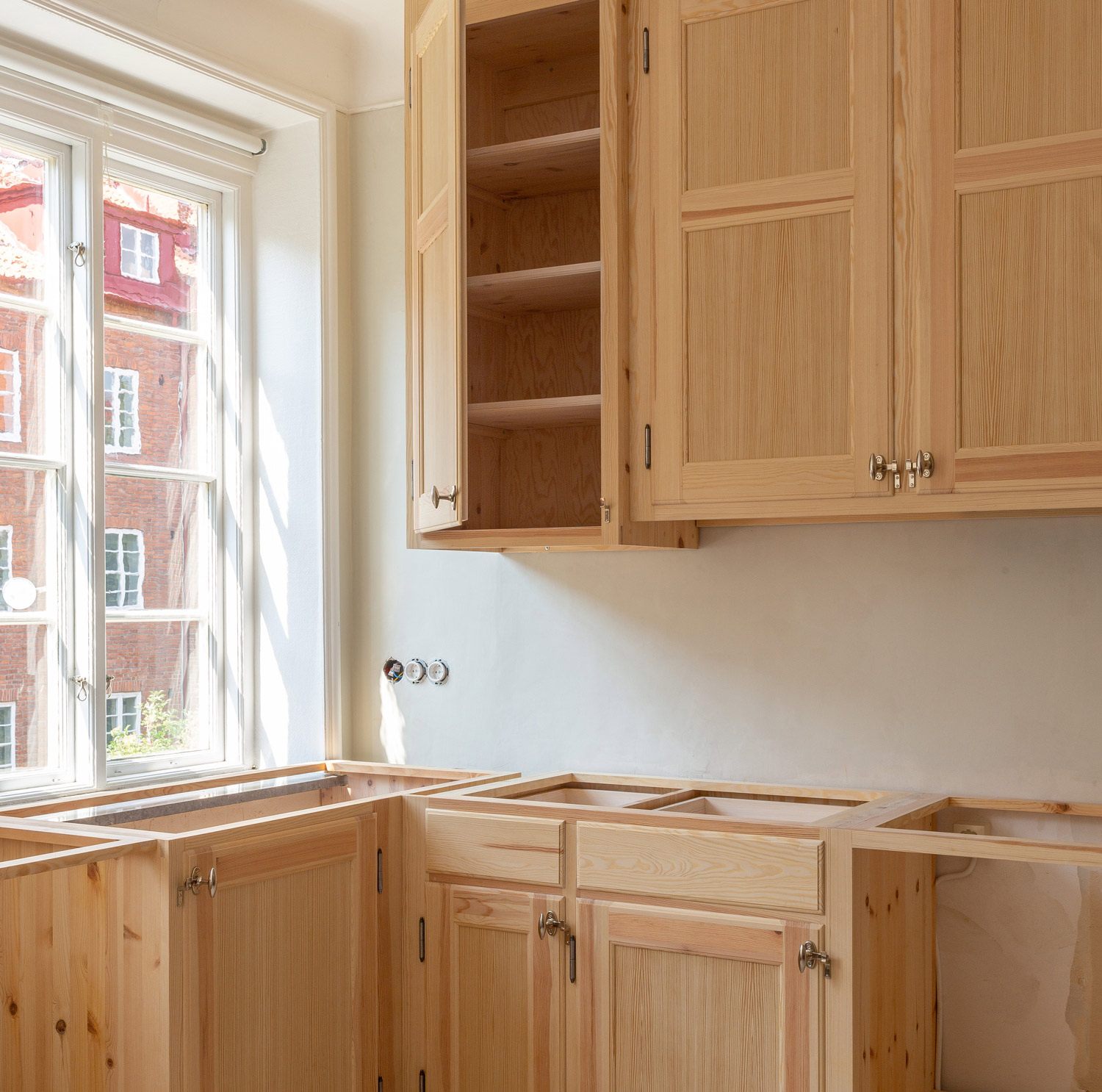 M&aring;ttbyggt, om&aring;lat k&ouml;k i massiv furu.