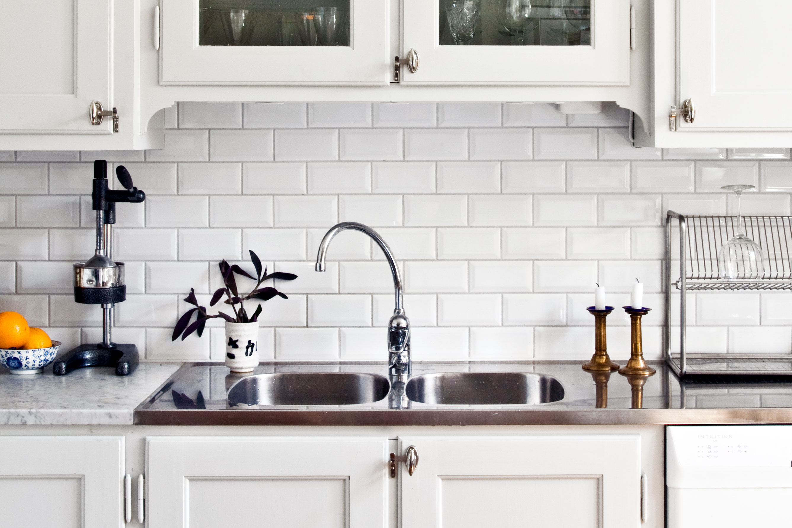 Vitt m&aring;ttbyggt Byggfabrikenk&ouml;k med vita Metro Half Tiles p&aring; v&auml;ggen