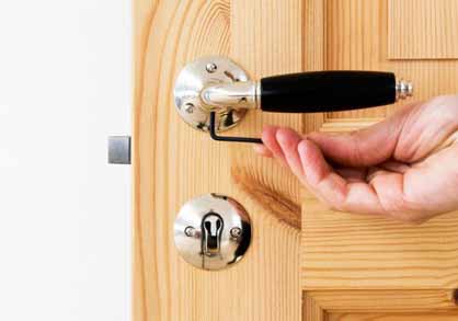 Trycke Rand i f&ouml;rnicklad m&auml;ssing med svartbetsat tr&auml;grepp. Med rund nyckelskylt.