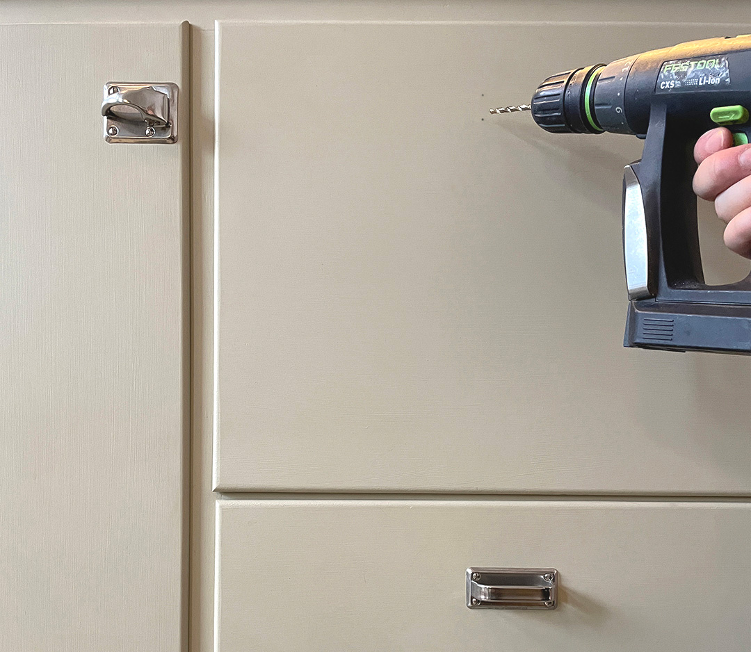 Skruvdragare borrar h&aring;l f&ouml;r montering av draghandtag p&aring; k&ouml;ksluckor.