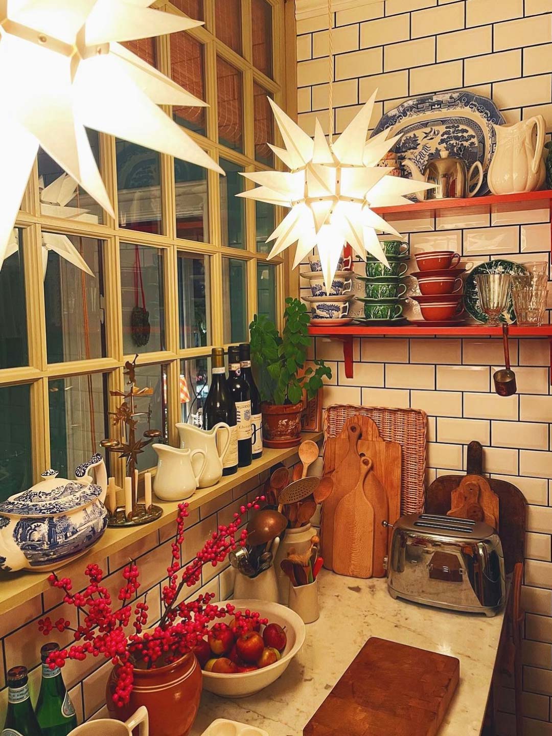 Vita julstj&auml;rnor Herrnhut i ett juligt k&ouml;k.