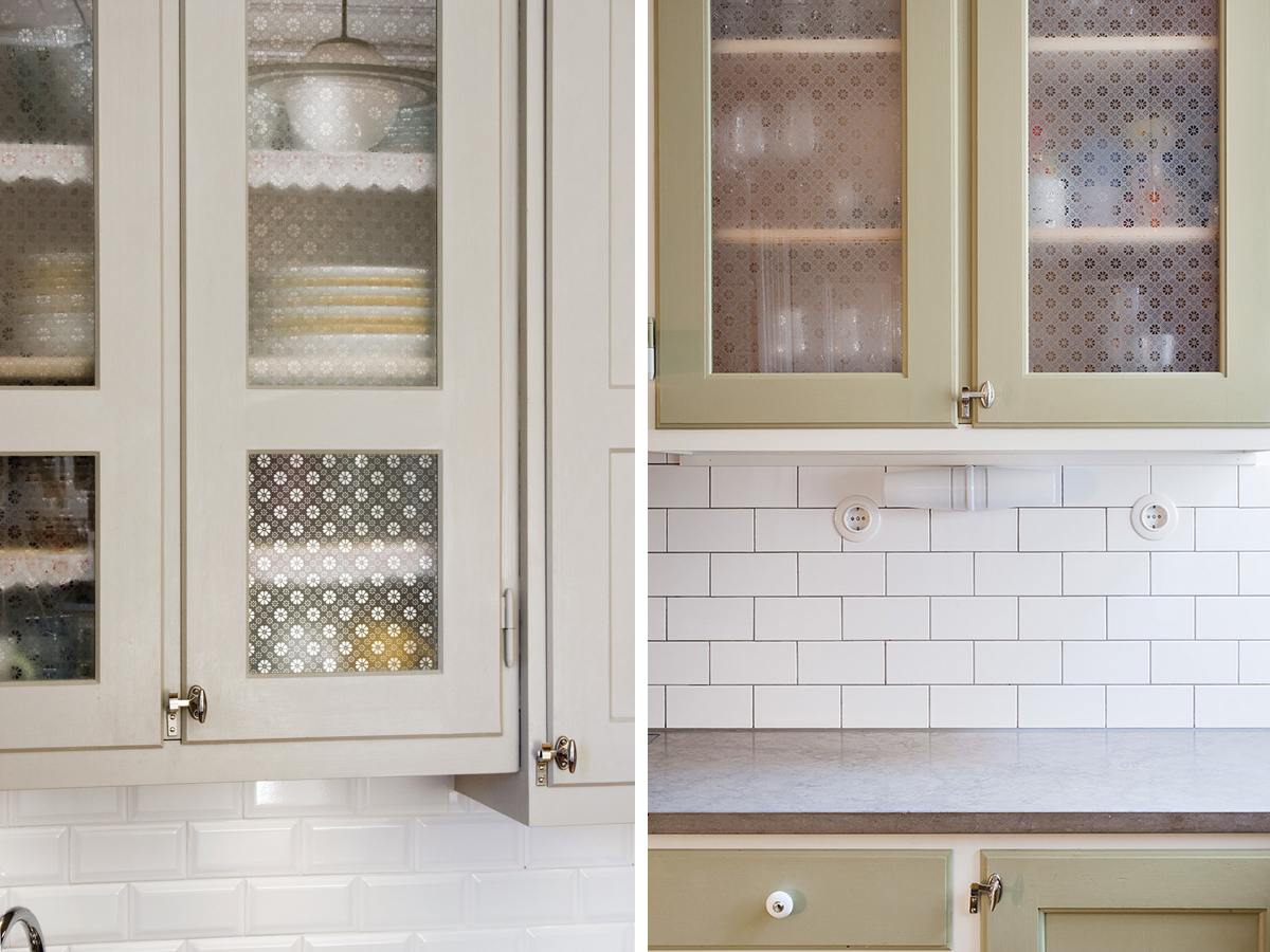 Tv&aring; sk&aring;psluckor med inf&auml;llt m&ouml;nstrat muslinglas.