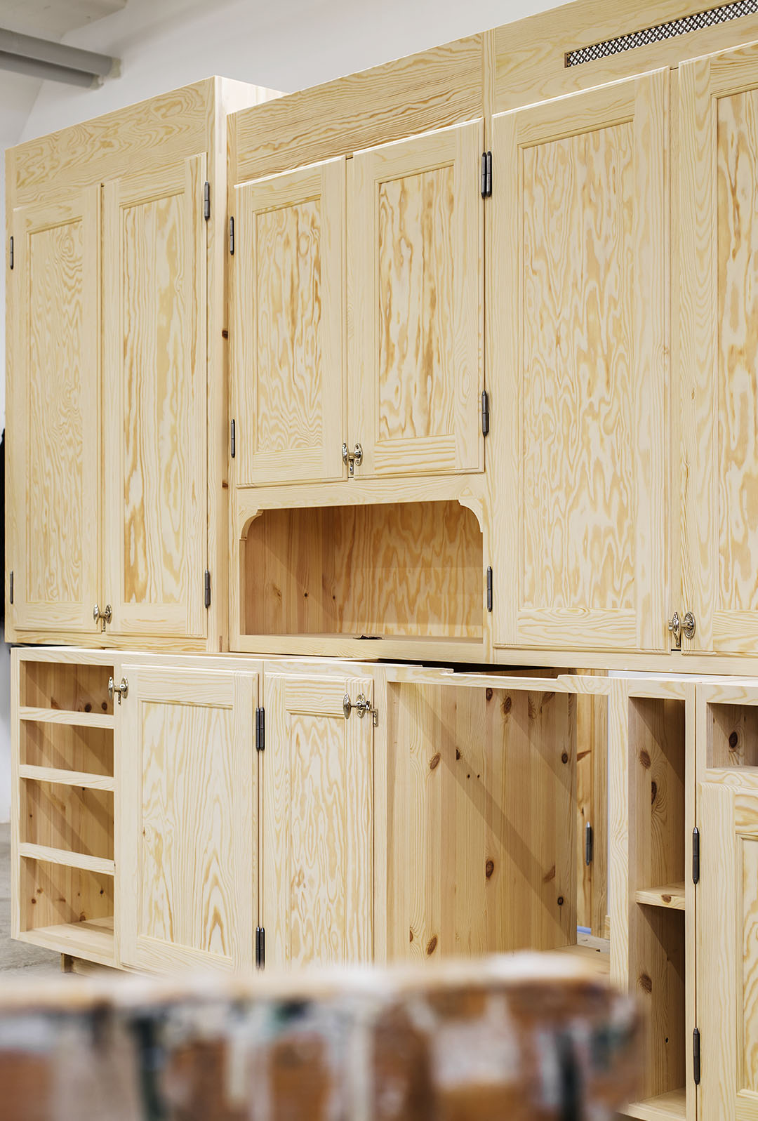 Nytillverkat, m&aring;ttbyggt k&ouml;k, om&aring;lat och omonterat.