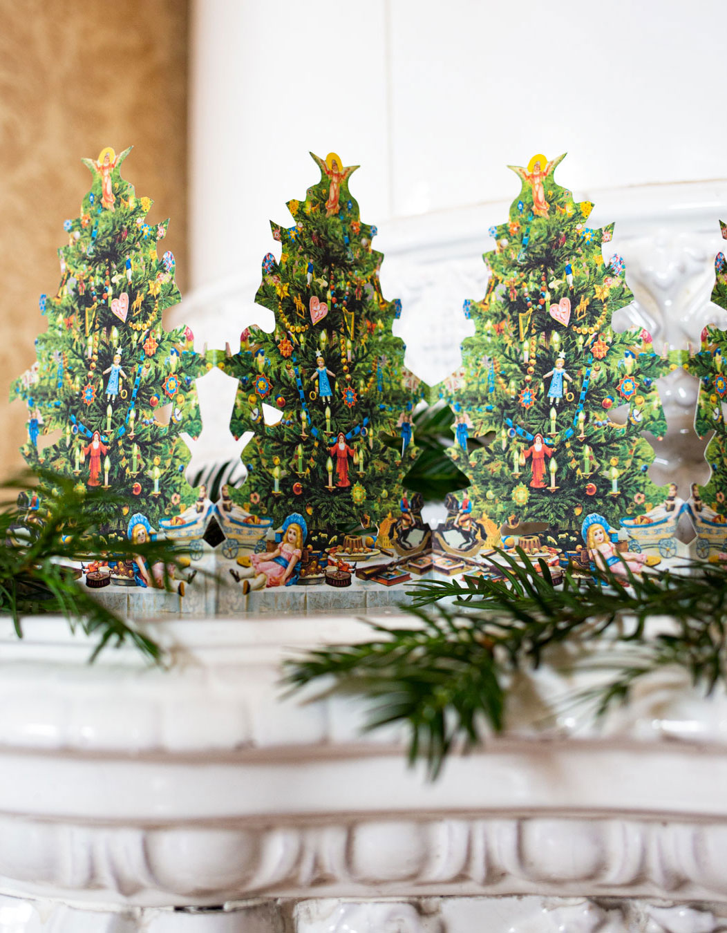 Pappersrad med julgransmotiv p&aring; kakelugn