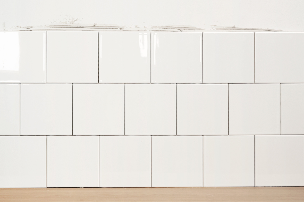 Platts&auml;ttning klar med alla vita plattor p&aring; plats.