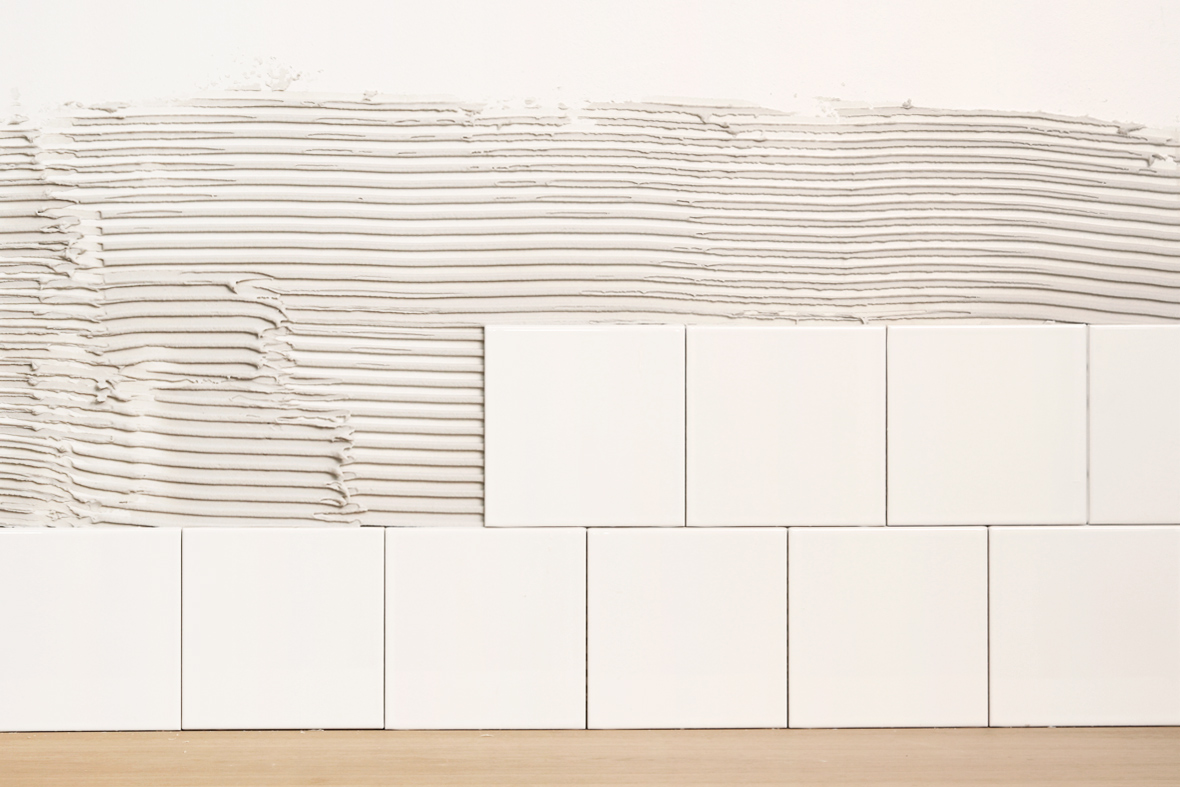 &Aring;tta plattor har satts mot ytan, andra raden p&aring;b&ouml;rjad.