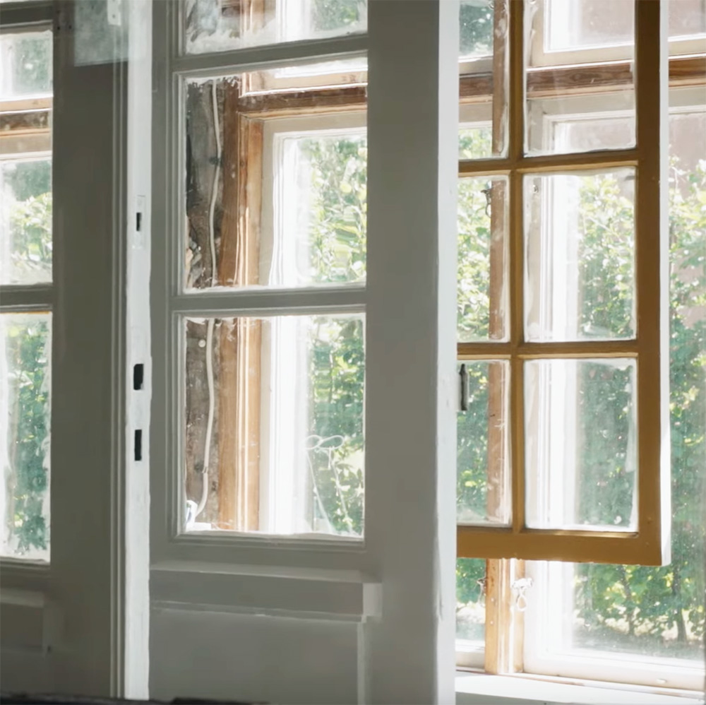 Renoverade f&ouml;nsterb&aring;gar h&auml;ngandes p&aring; tork.