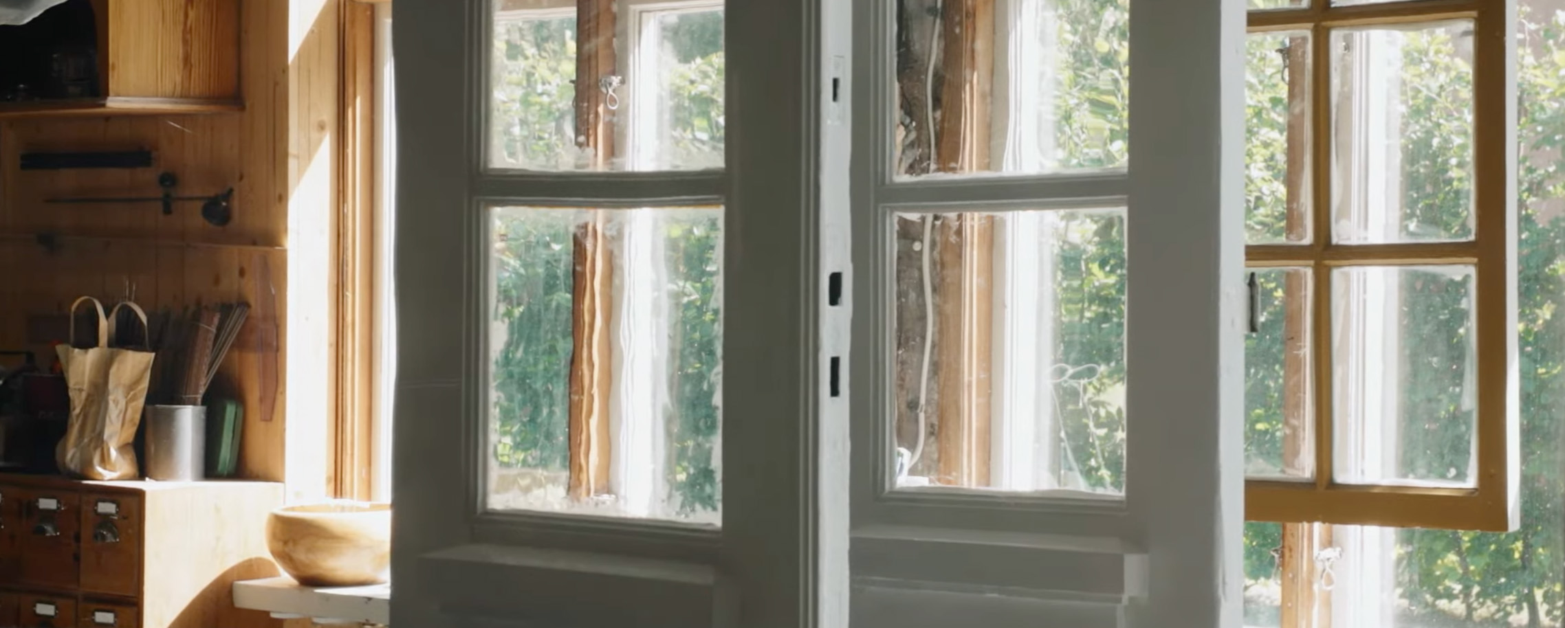 Renoverade f&ouml;nsterb&aring;gar h&auml;ngandes p&aring; tork.