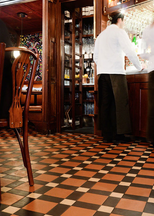 M&ouml;nstrat klinkergolv i bruna och svarta nyanser lagt p&aring; diagonalen.