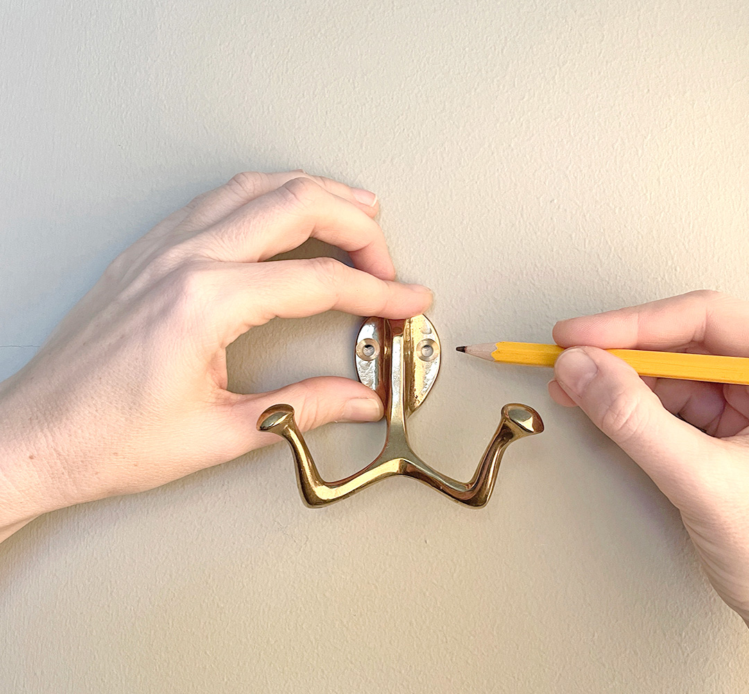 H&aring;len f&ouml;r en krok markeras p&aring; v&auml;ggen med hj&auml;lp av en blyertspenna.