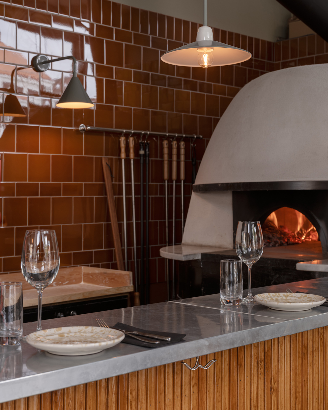 Uppdukad bardisk p&aring; restuarang Robb. Pendellampa Bonn och v&auml;gglampa Zwickau.