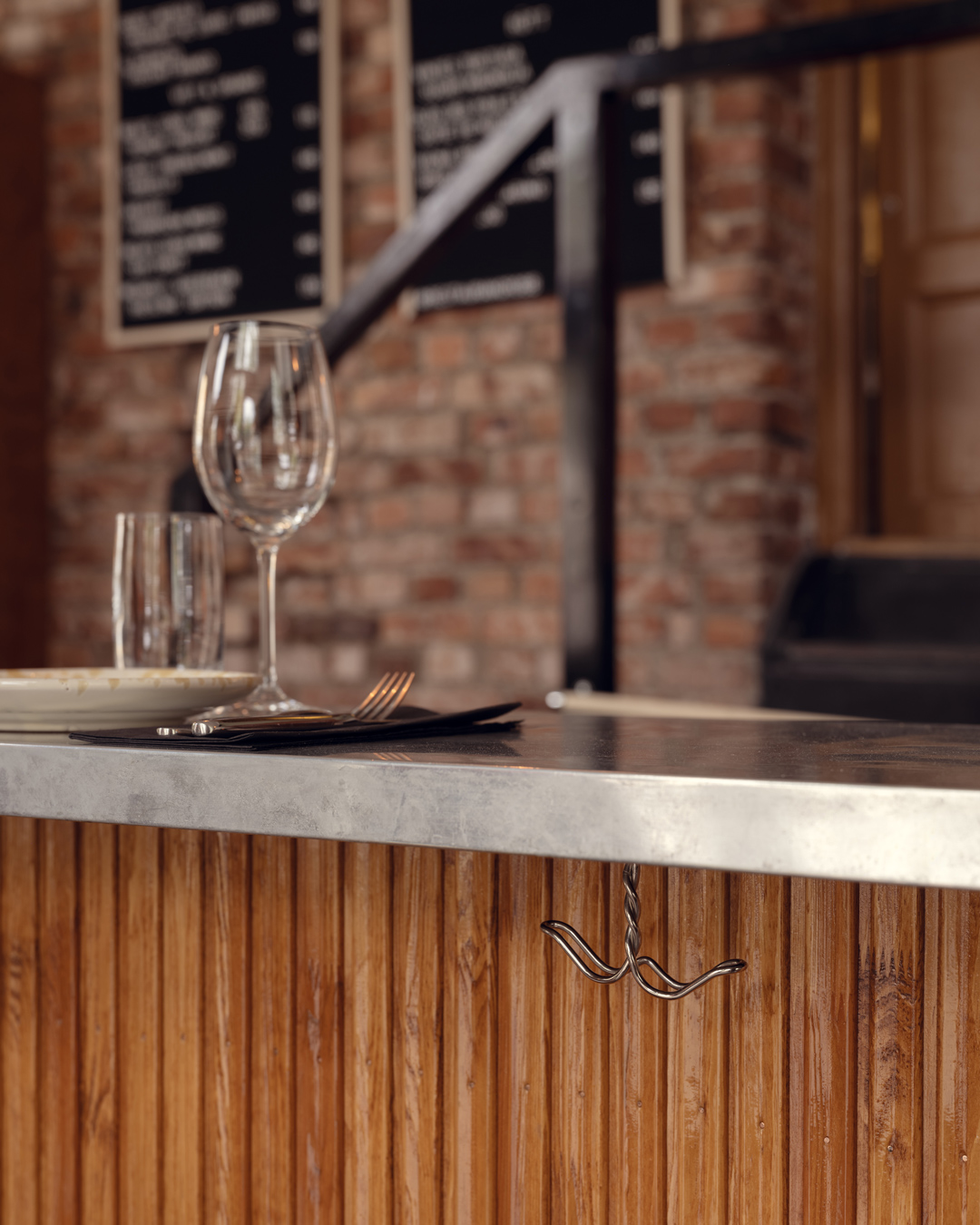 Bardisk p&aring; restaurang Robb har ankarkrok Bruksgatan monterad under sig.