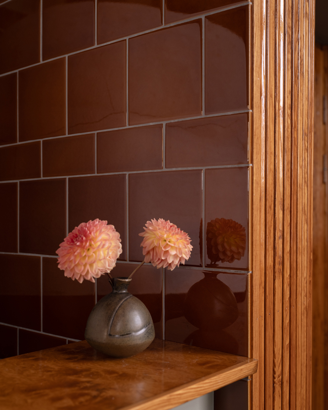 V&auml;gg med H&E Smith-kakel i kul&ouml;r Victorian Brown och bardisk med vas med dahlior.