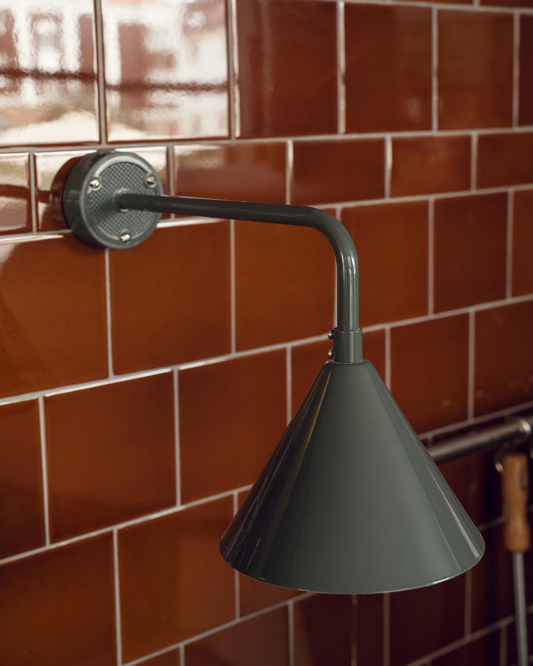 Kaklad v&auml;gg med v&auml;gglampa Zwickau i Mossgr&aring;.