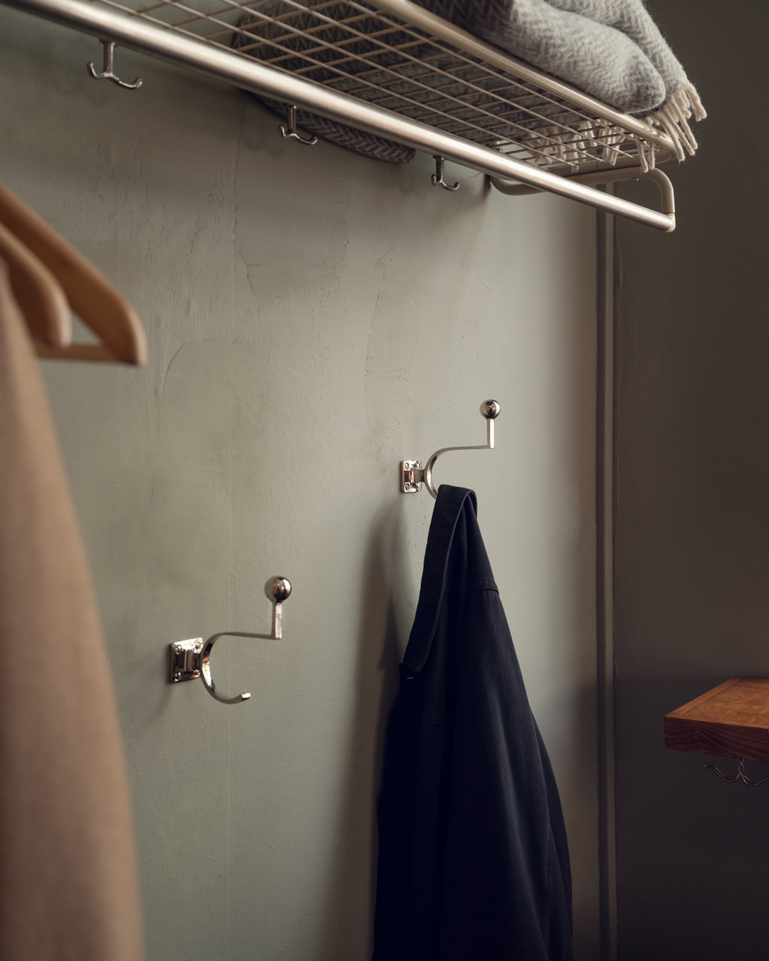 V&auml;gg m&aring;lad med Auro Sandskogsgr&ouml;n med hatthylla och kl&auml;dkrok Kockumsgatan.