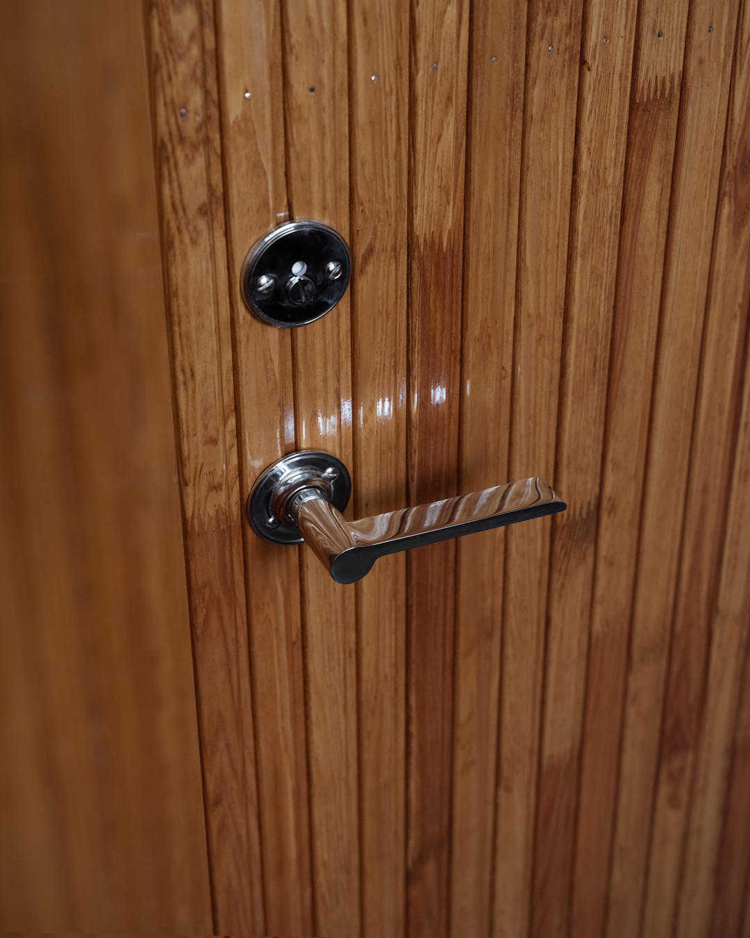 Badrumsd&ouml;rr med trycke Lewerentz i f&ouml;rnicklad m&auml;ssing.