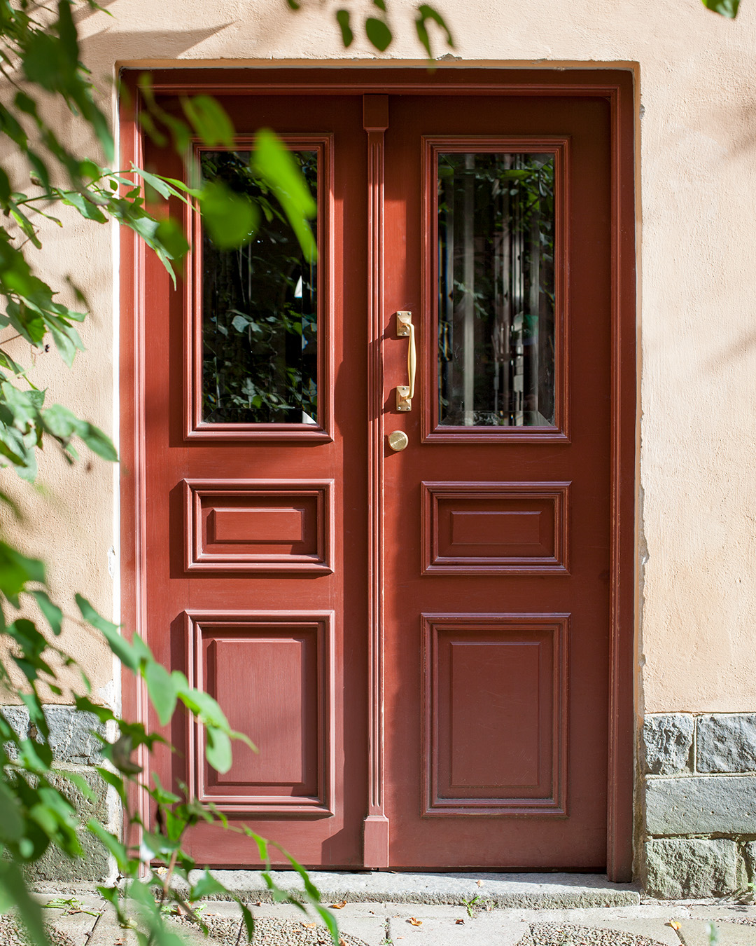 R&ouml;d port m&aring;lad med linoljef&auml;rg och belagd med m&auml;ssingsbeslag.