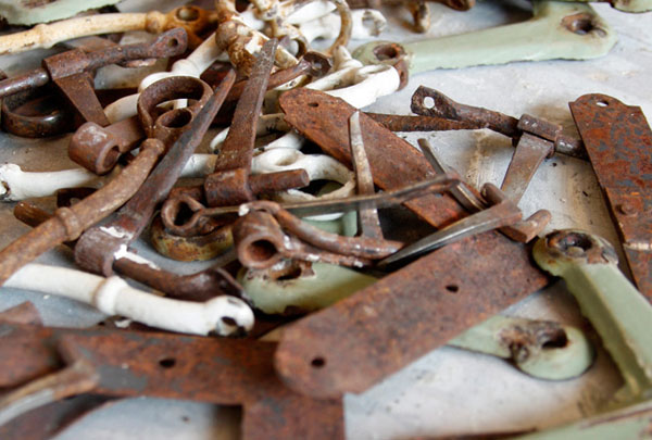 Rostiga beslag f&ouml;r f&ouml;nster med f&auml;rgrester.