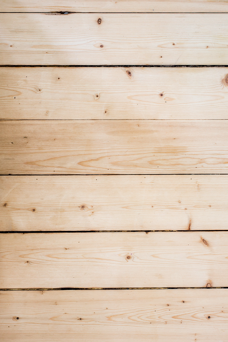 Ett ljust br&auml;dgolv av furu som ytbehandlats med lins&aring;pa.