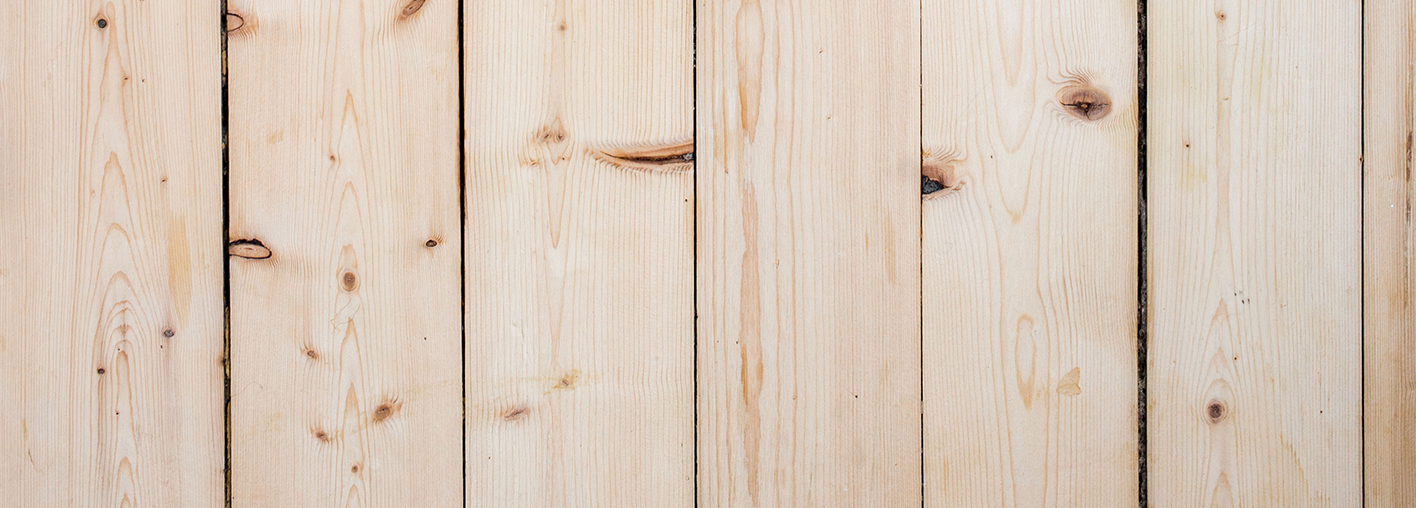 Ett nys&aring;pat br&auml;dgolv av gran.