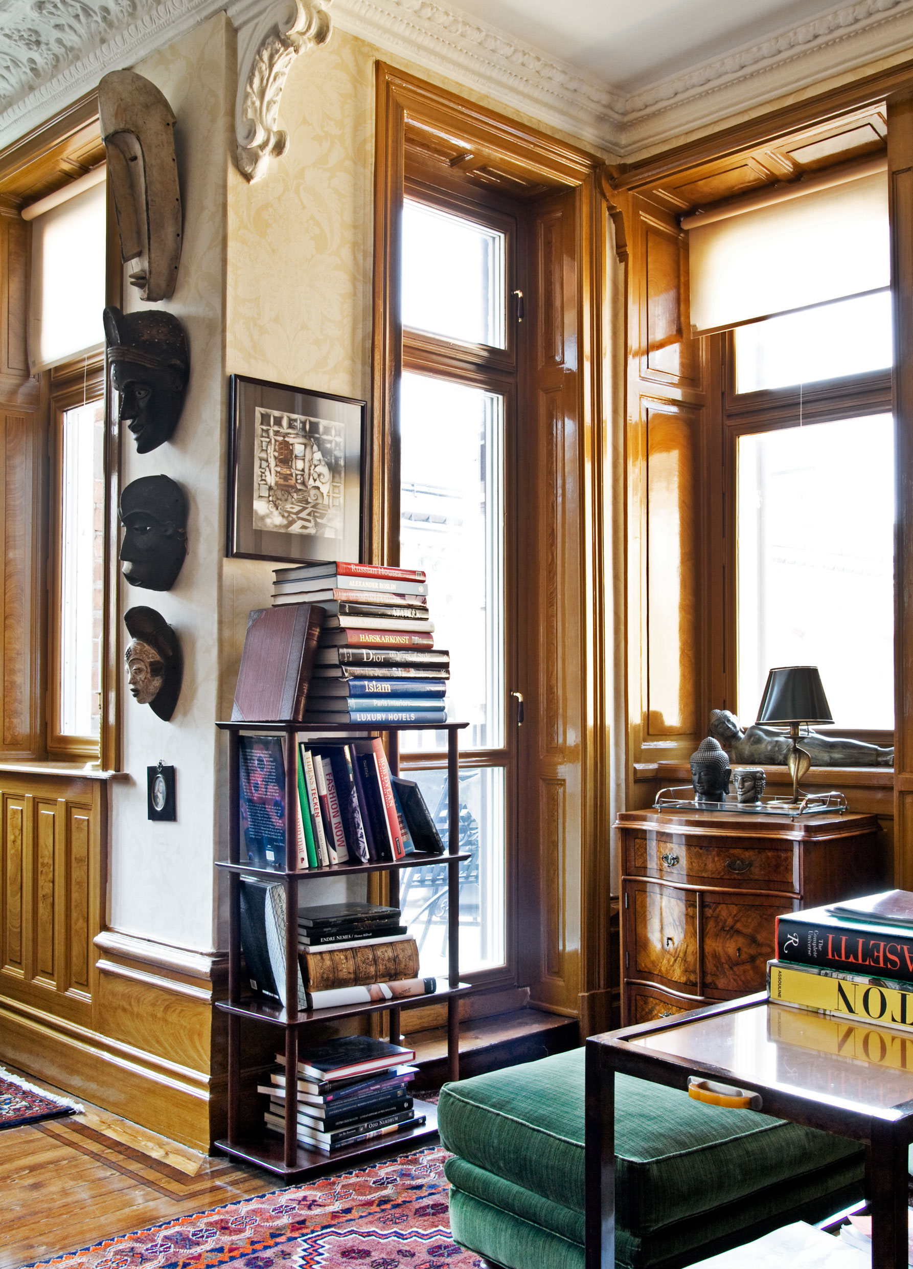 Sekelskiftesv&aring;ning med f&ouml;nster och f&ouml;nsterfoder i fernissat tr&auml;