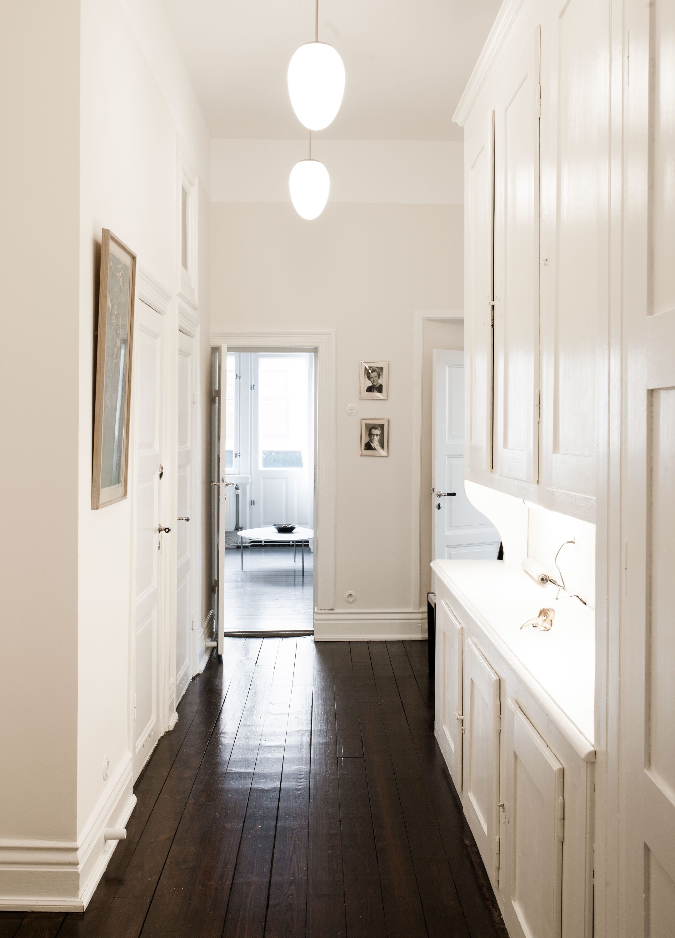 Serveringsg&aring;ng i sekelskiftesv&aring;ning med pendellampa Ova i taket