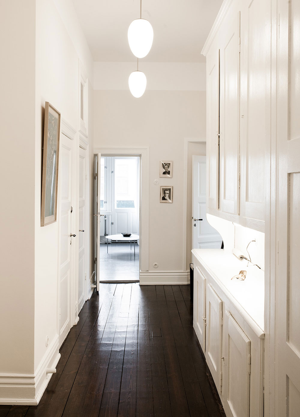 Serveringsg&aring;ng med bevarade snickerier i sekelskiftesl&auml;genhet.