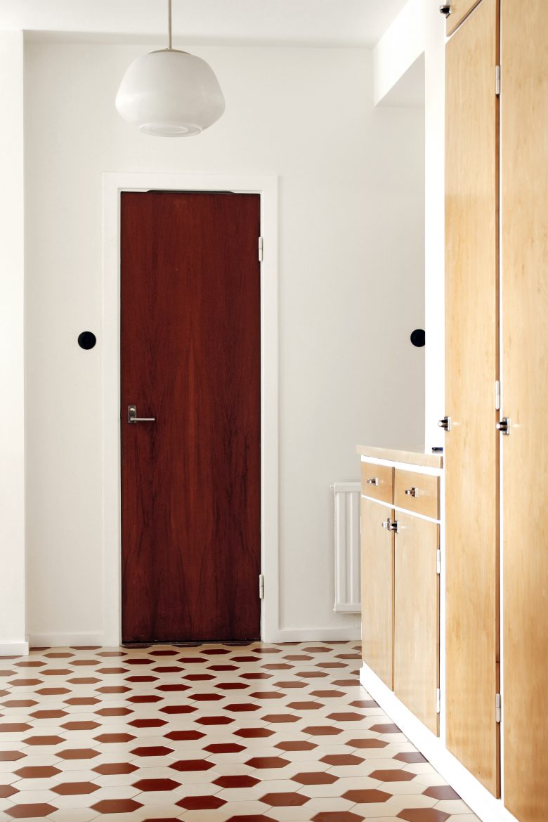 Serveringsg&aring;ng i 50-talsl&auml;genhet med klinkergolv i vitt oh r&ouml;tt.