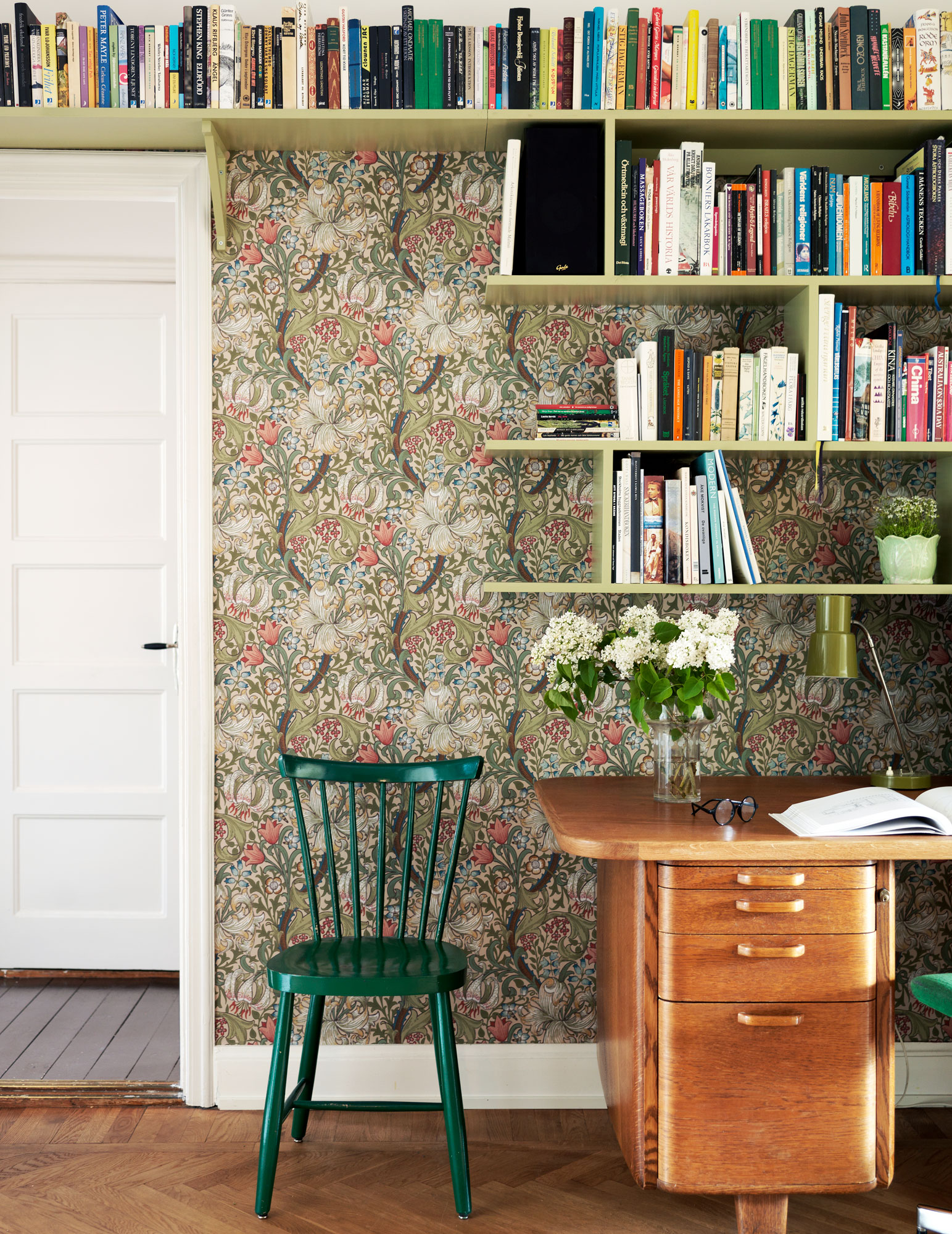 Skrivbordsh&ouml;rna i gr&ouml;na toner med bokhylla och m&ouml;nstrad Morristapet