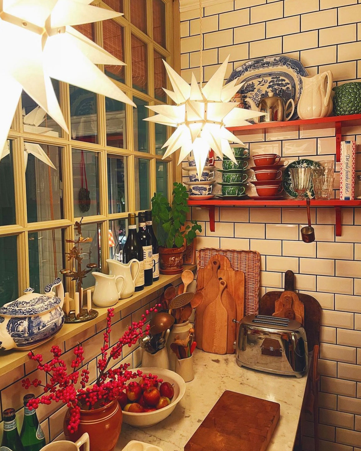 Tv&aring; sm&aring; vita julstj&auml;rnor i ett pyntat k&ouml;k